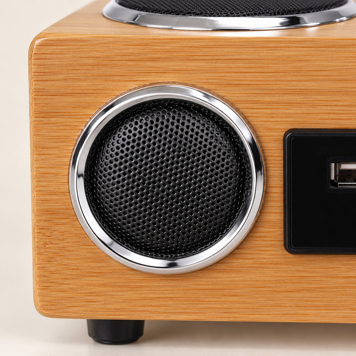 Gros plan sur le bambou, les haut-parleurs cerclés de chrome et le port USB de la radio vintage FM Imagen