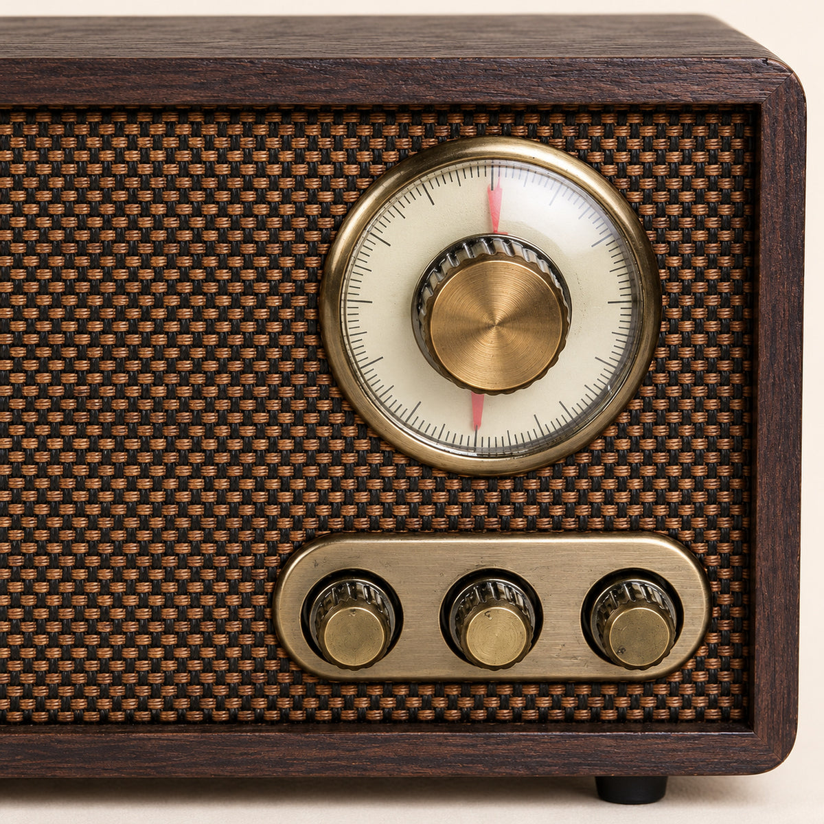 Gros plan sur le cadran rond à aiguille, les boutons dorés et le tissu tressé de la radio vintage bluetooth en bois Imagen