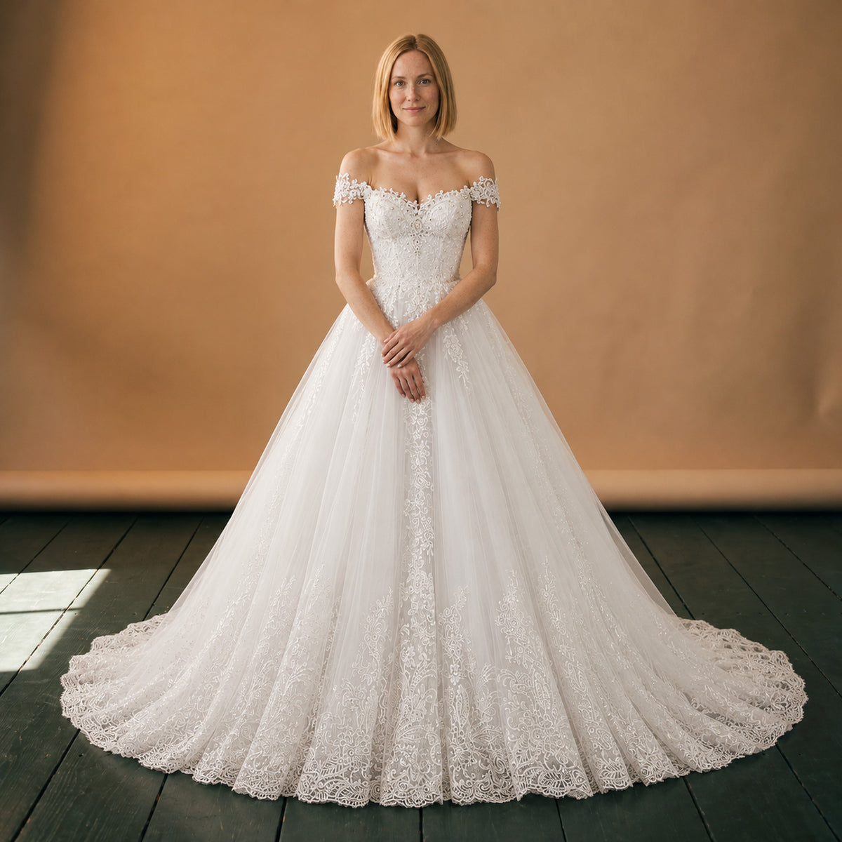 Robe charleston blanche de mariage en dentelle portée en studio, épaules dénudées et traîne, vue de face Imagen