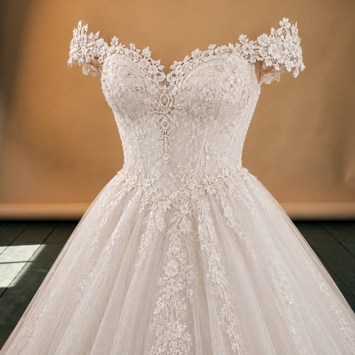 Gros plan sur la dentelle brodée du bustier et de la traîne de la robe charleston blanche de mariage Imagen