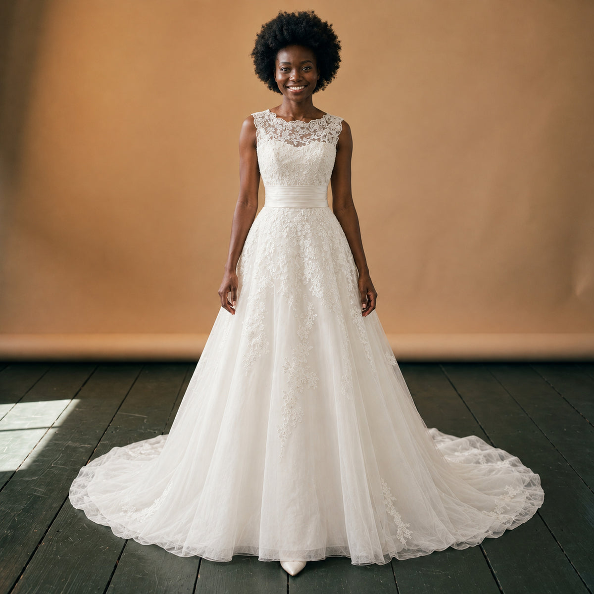Robe charleston couleur ivoire de mariage longue à traîne portée en studio, vue de face Imagen