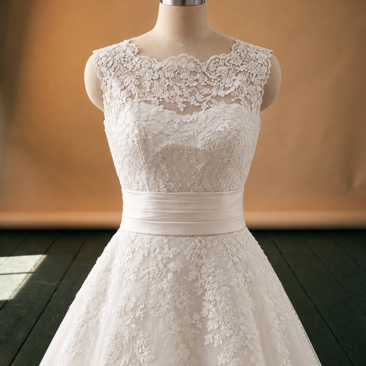 Gros plan sur le buste effet dentelle, la ceinture et les motifs fleuris de la robe charleston ivoire de mariage Imagen