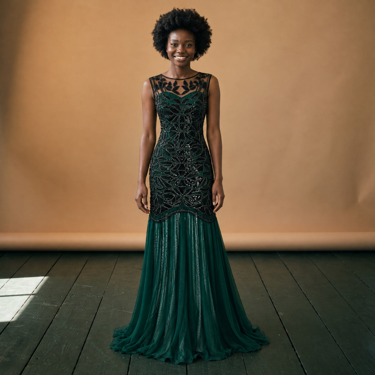 Robe charleston longue à sequins portée en studio, taille basse et jupe fluide, vue de face Imagen