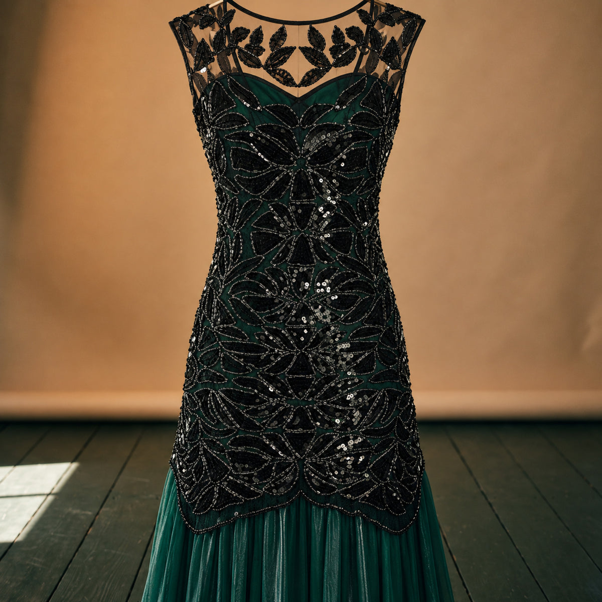 Gros plan sur la broderie de sequins et l'encolure feuillage de la robe charleston longue Imagen