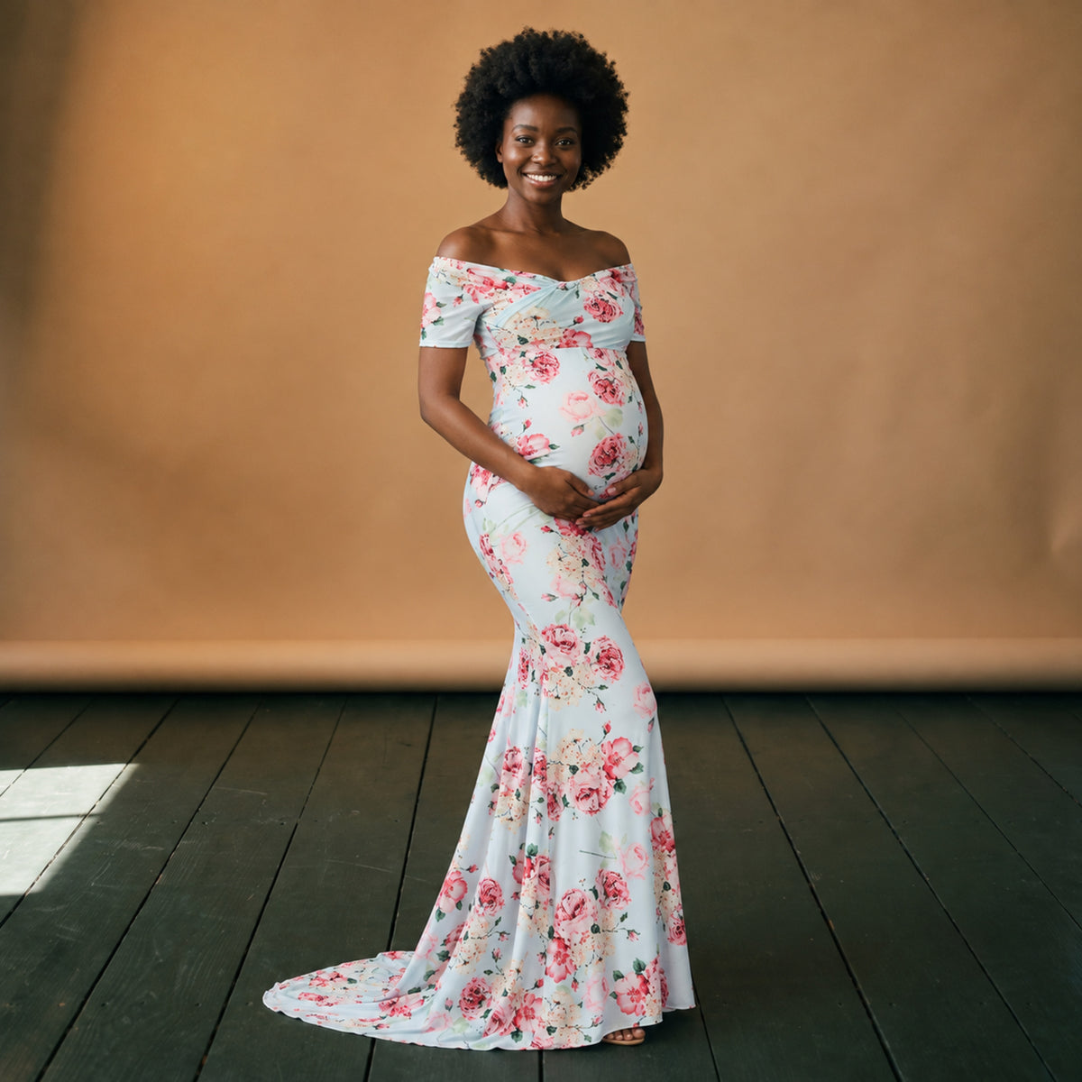 Robe charleston enceinte pour mariage longue blanche à fleurs portée en studio, vue de profil Imagen