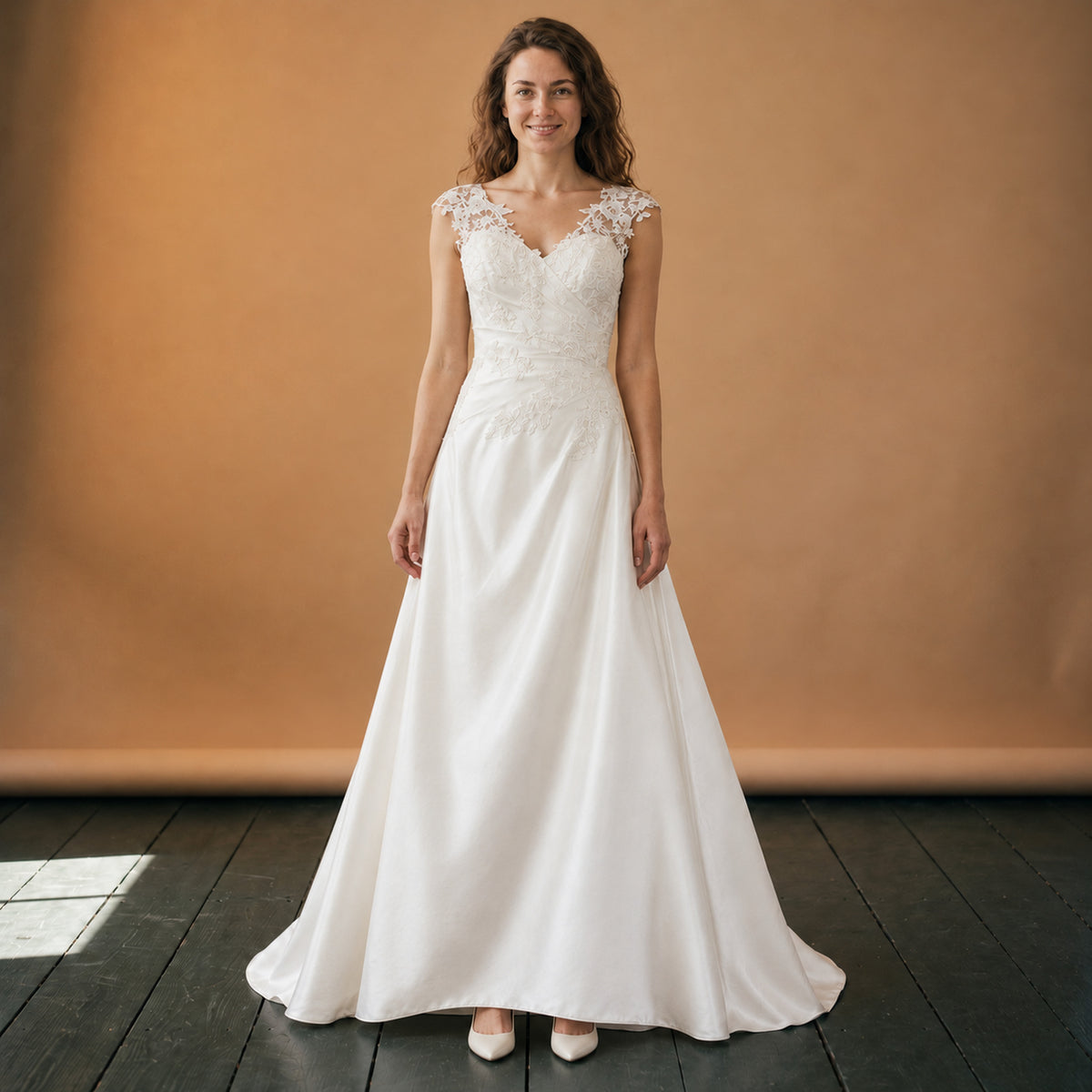 Robe charleston grande taille mariage longue en dentelle avec traîne portée en studio, vue de face Imagen