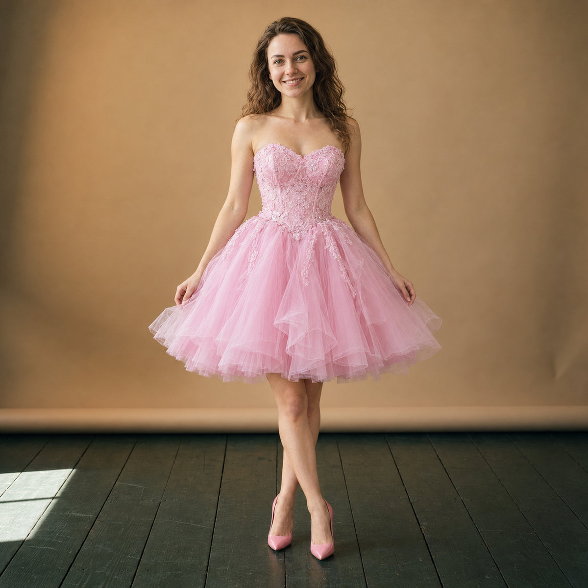 Robe charleston mariage ado rose courte à jupe volumineuse portée en studio, vue de face Imagen