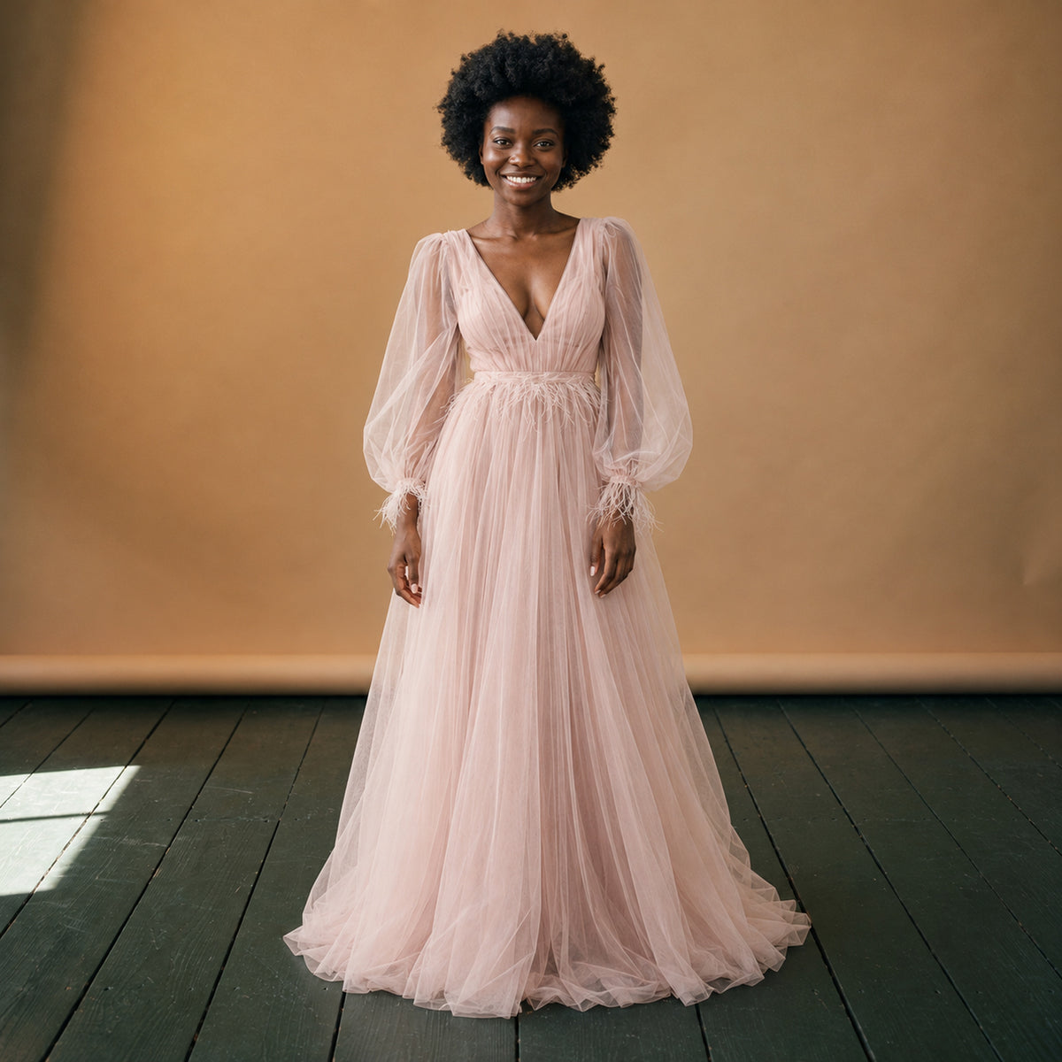 Robe charleston mariage à manches longues rose poudré portée en studio, vue de face Imagen