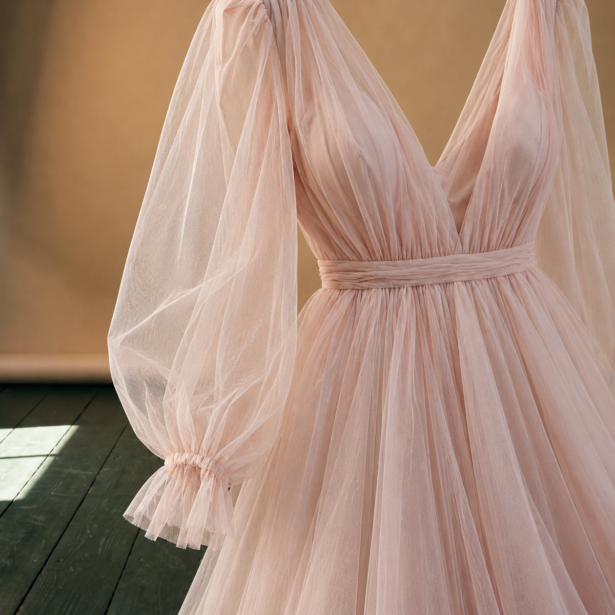 Gros plan sur la manche bouffante en voile et le buste froncé de la robe charleston mariage rose poudré Imagen