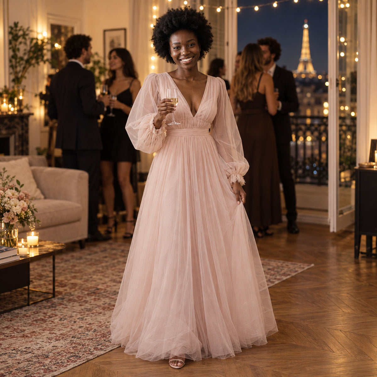 Femme portant la robe charleston mariage à manches longues rose poudré lors d'un vin d'honneur dans un jardin Imagen