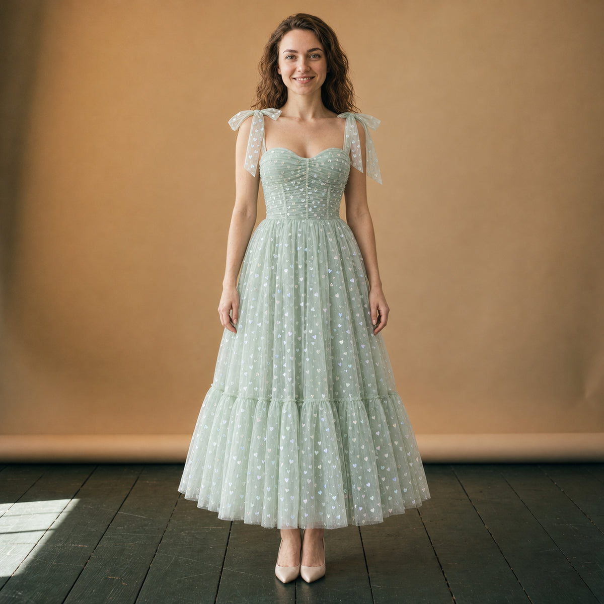 Robe charleston mariage vert menthe mi-longue à bretelles nouées portée en studio, vue de face Imagen