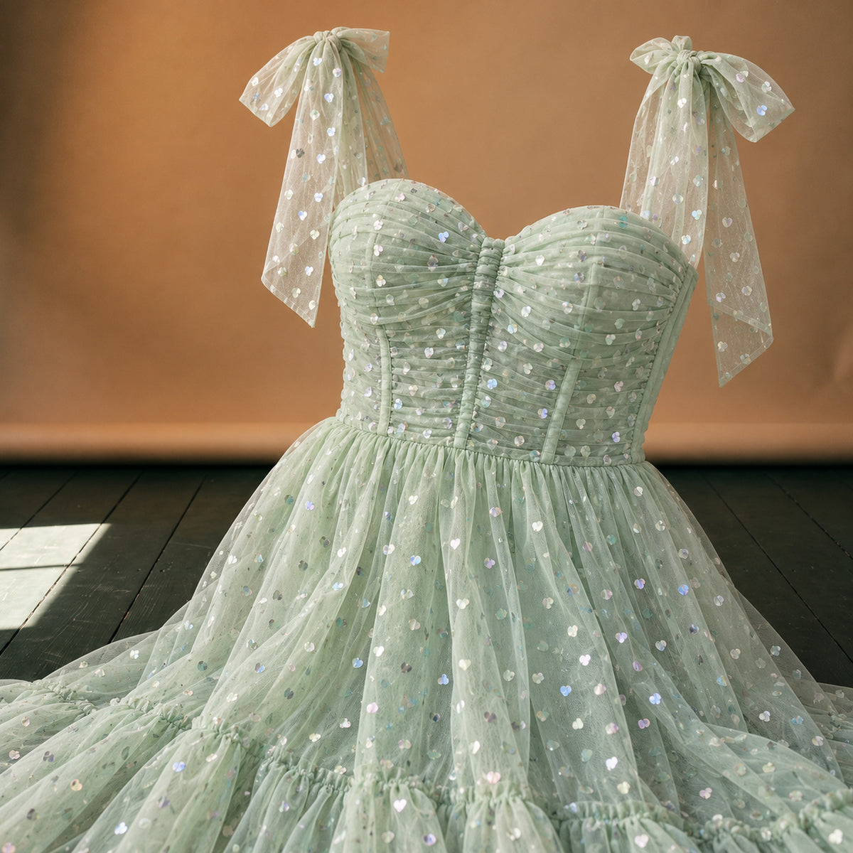Gros plan sur le voile à petits cœurs brillants et le buste drapé de la robe charleston mariage vert menthe Imagen