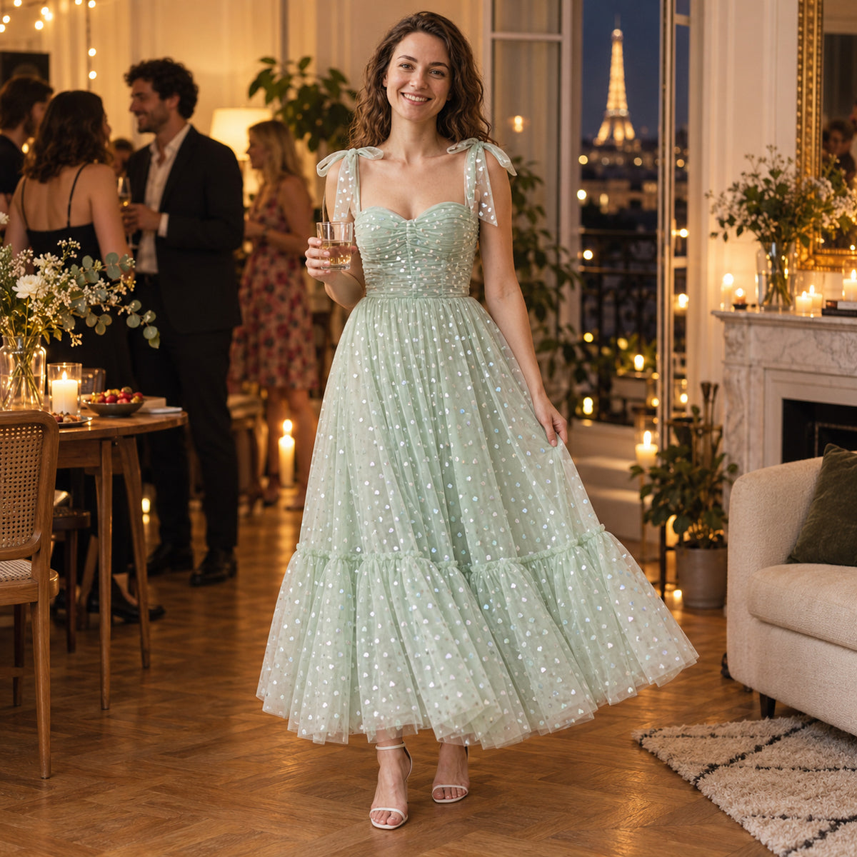Femme portant la robe charleston mariage vert menthe lors d'un vin d'honneur en extérieur Imagen