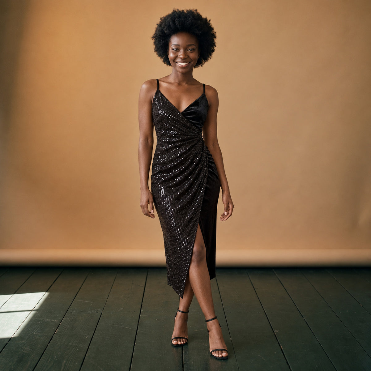 Robe charleston à sequins portefeuille avec fente et fines bretelles portée en studio, vue de face Imagen