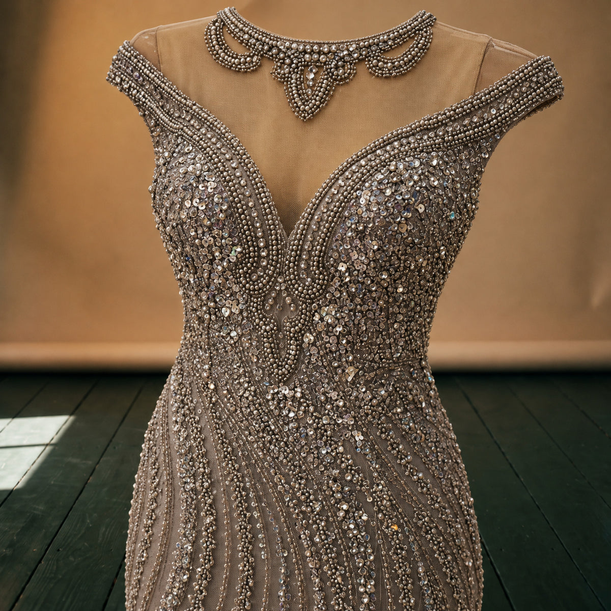 Gros plan sur la broderie de perles et de sequins argentés de la robe cocktail charleston Imagen