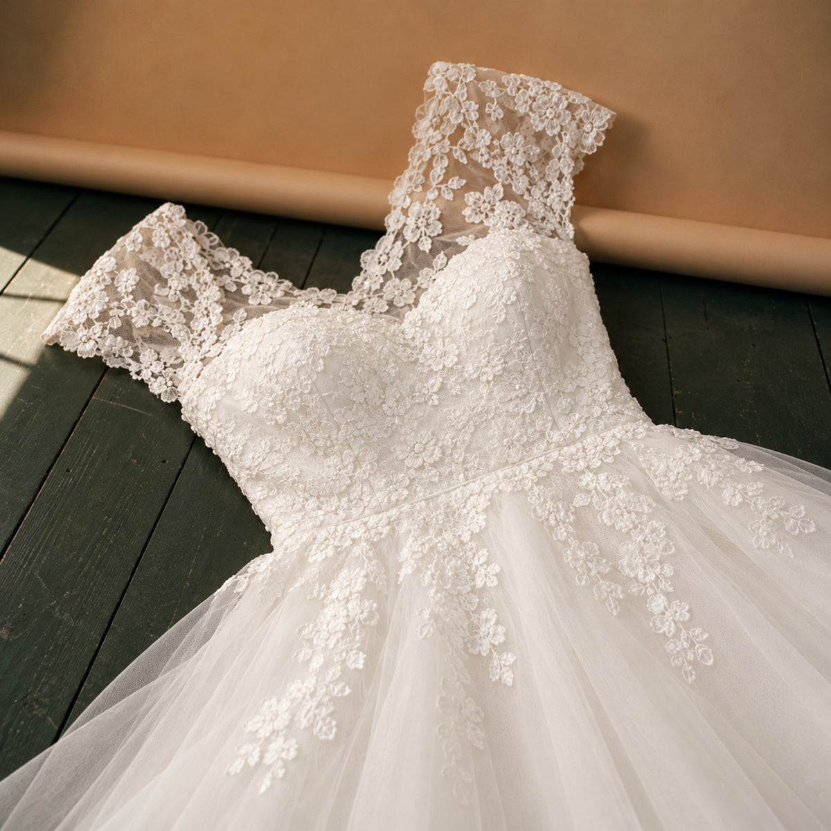 Gros plan sur la dentelle du corsage et le tulle de la jupe de la robe de mariée courte Imagen