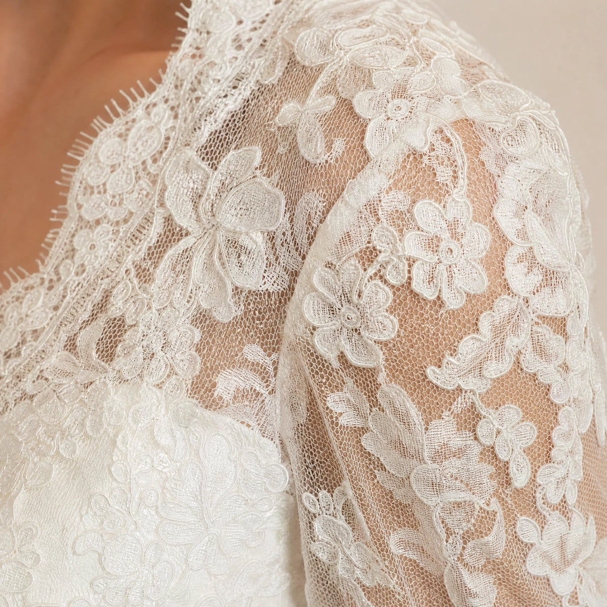 Robe de Mariée Courte Vintage Col en V - close-up détail matière