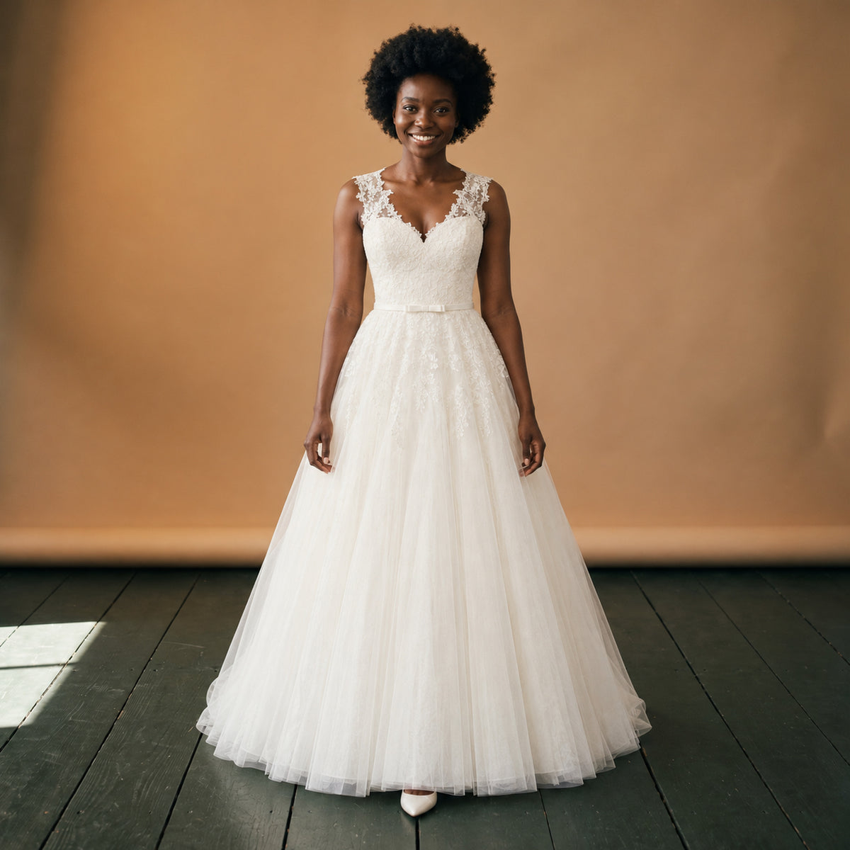 Robe de mariée courte vintage en dentelle et tulle portée en studio, vue en pied de face Imagen