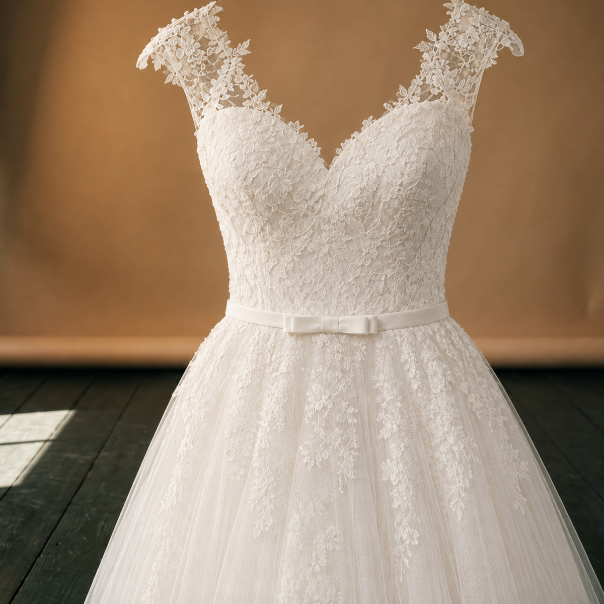 Gros plan sur la dentelle du décolleté et le tulle de la robe de mariée courte vintage Imagen