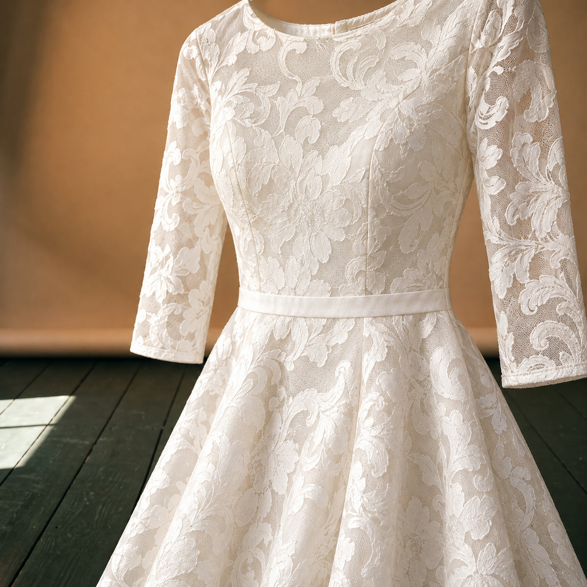 Gros plan sur la dentelle ajourée et le coton de la robe de mariée mi-longue vintage Imagen