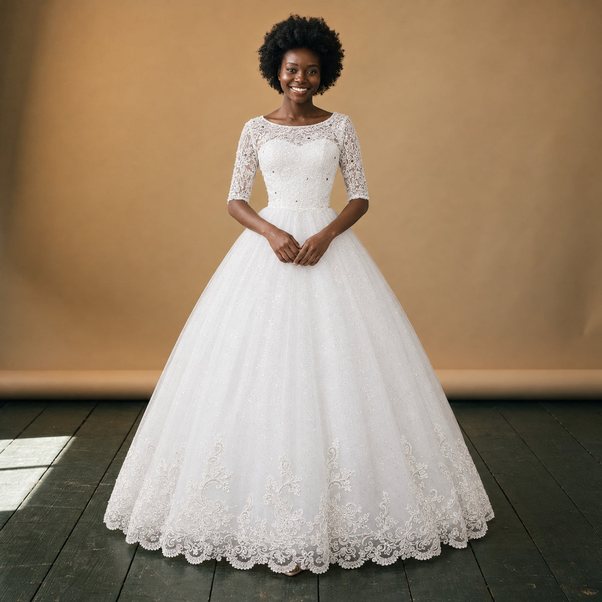Robe de mariée vintage en dentelle à manches mi-longues portée en studio, jupe ample, vue de face Imagen