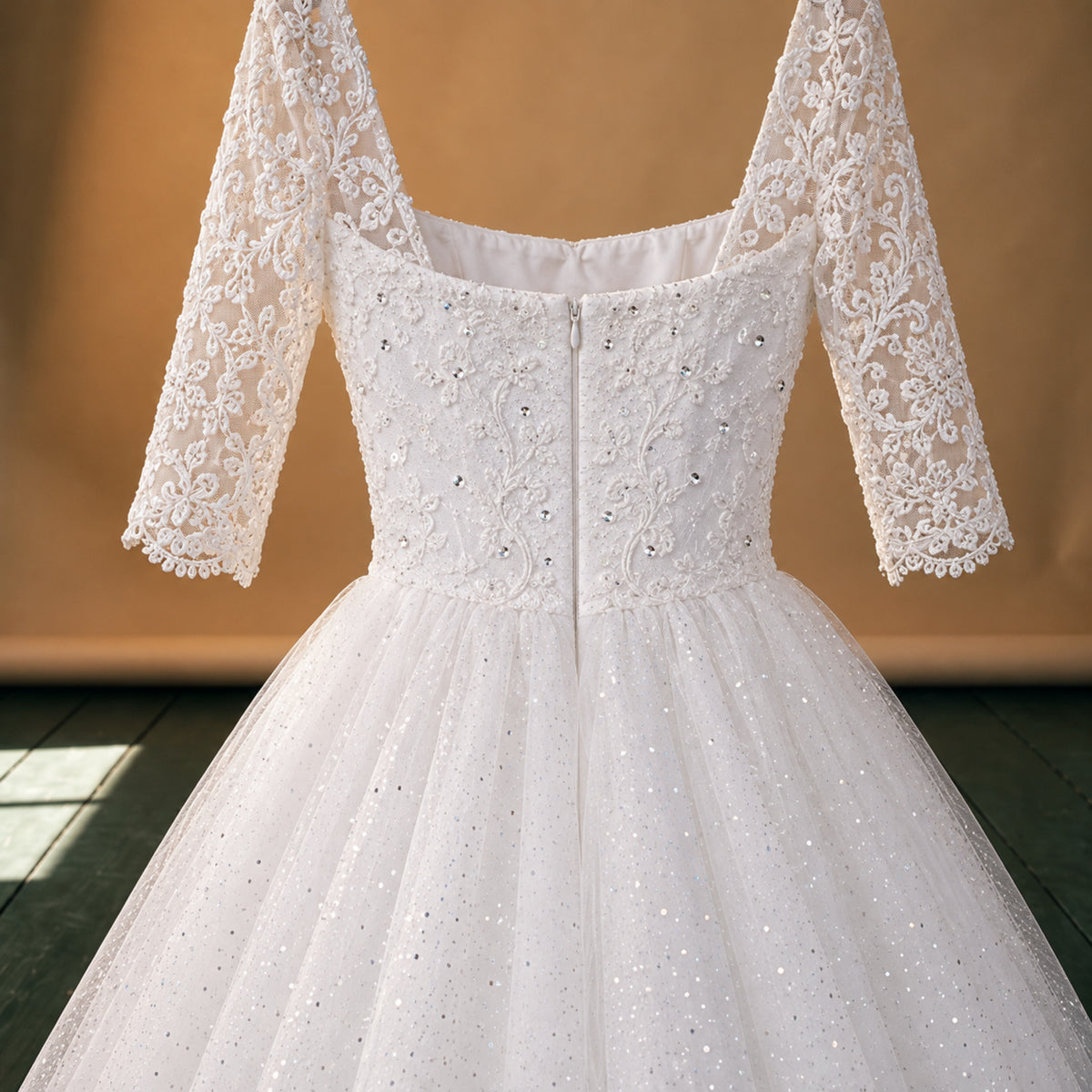 Gros plan sur les perles, paillettes et broderies de la robe de mariée vintage en dentelle à manches mi-longues Imagen