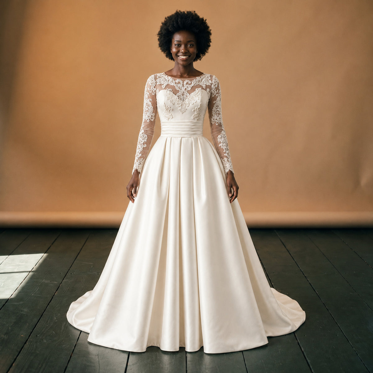 Robe de mariée vintage à manches longues en dentelle portée en studio, jupe ample en satin, vue de face Imagen
