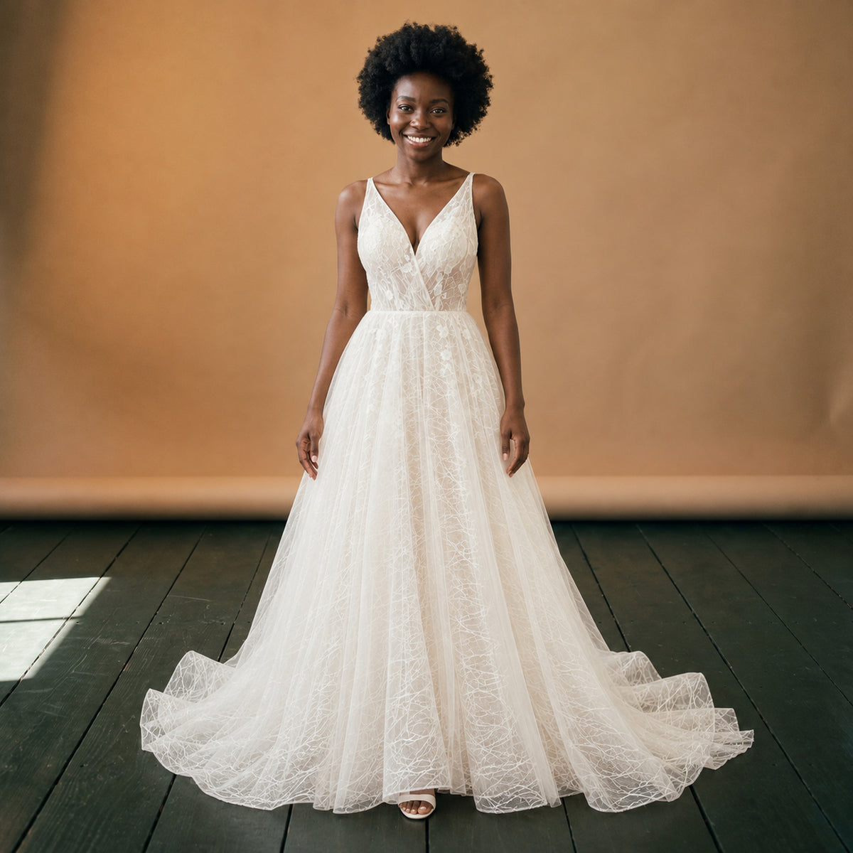 Robe de mariée vintage chic en tulle à dos nu portée en studio, décolleté en V, vue de face Imagen
