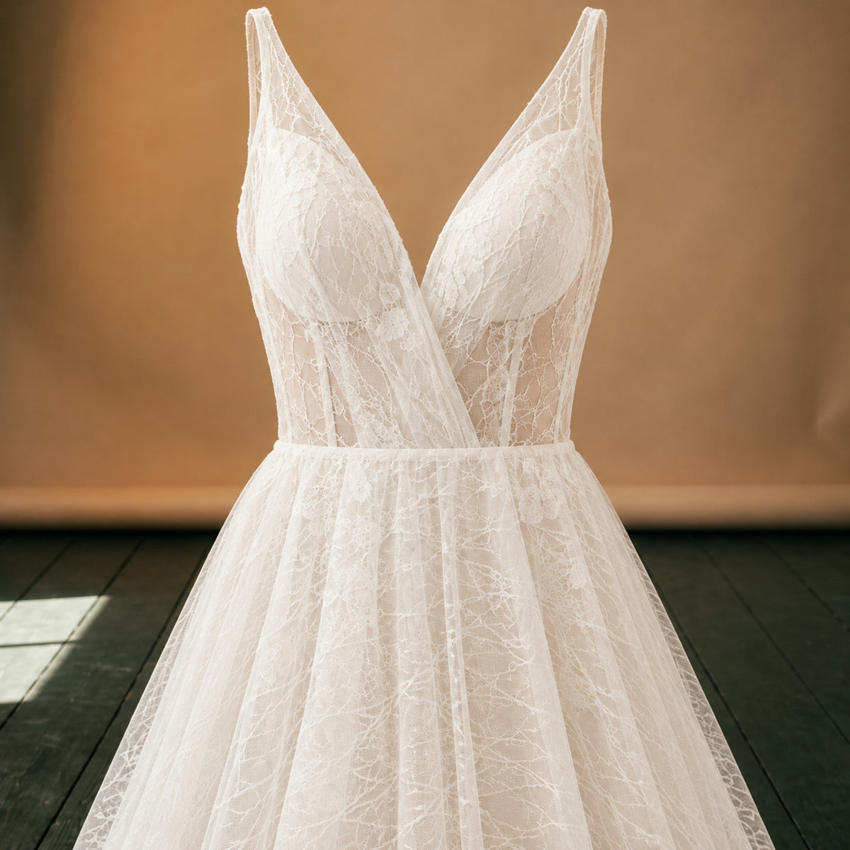 Gros plan sur les appliques fleuries, les perles et le tulle de la robe de mariée vintage chic à dos nu Imagen