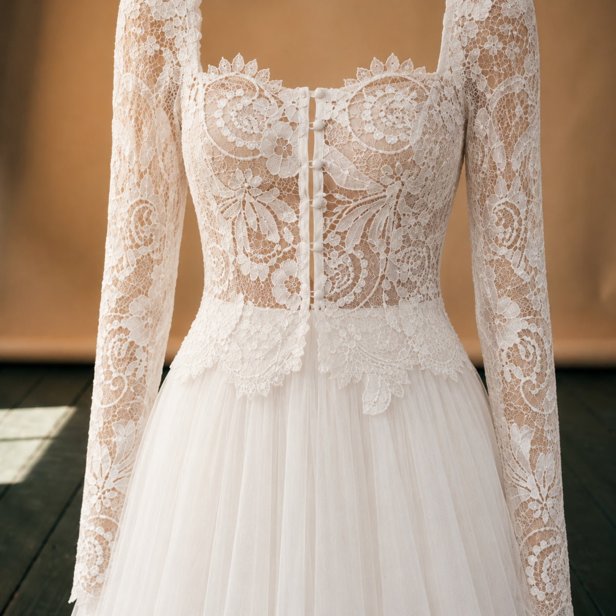 Gros plan sur la dentelle de la manche et les appliqués du corsage de la robe de mariée vintage deux pièces Imagen
