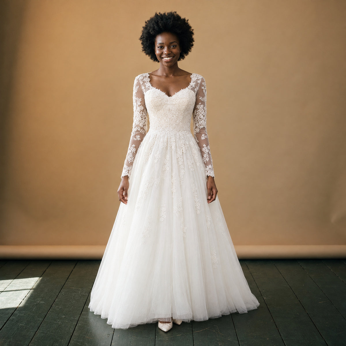 Robe de mariée vintage à manches longues en dentelle portée en studio, buste ajusté et jupe évasée Imagen