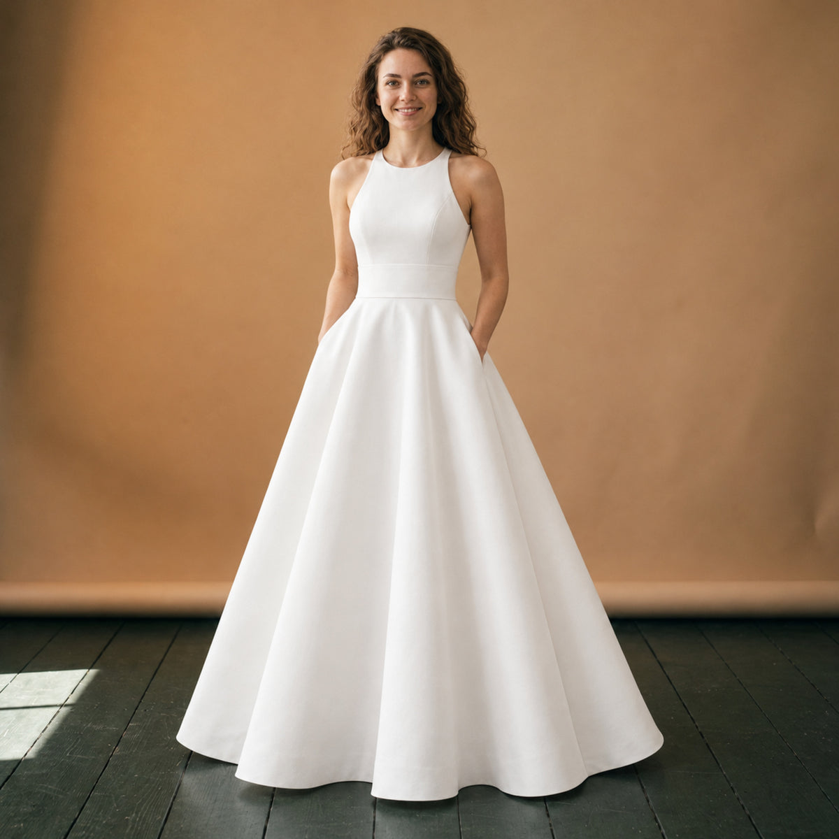 Robe de mariée vintage mi-longue avec dos en dentelle portée en studio, vue en pied Imagen