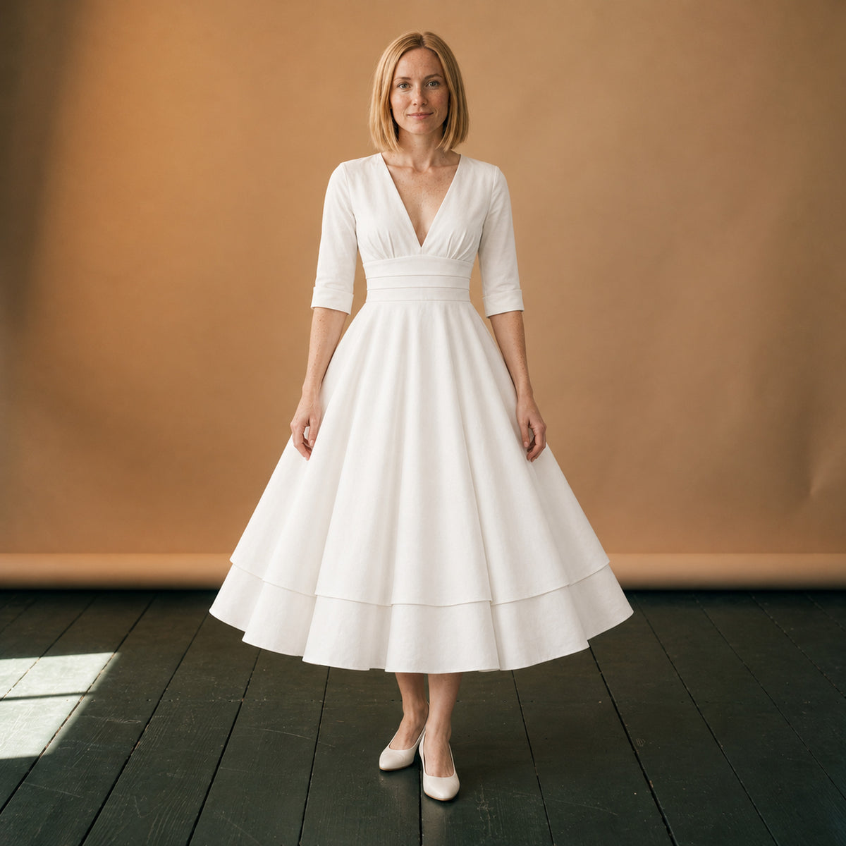 Robe de mariée vintage style années 50 à jupe ample portée en studio, décolleté en V, vue de face Imagen