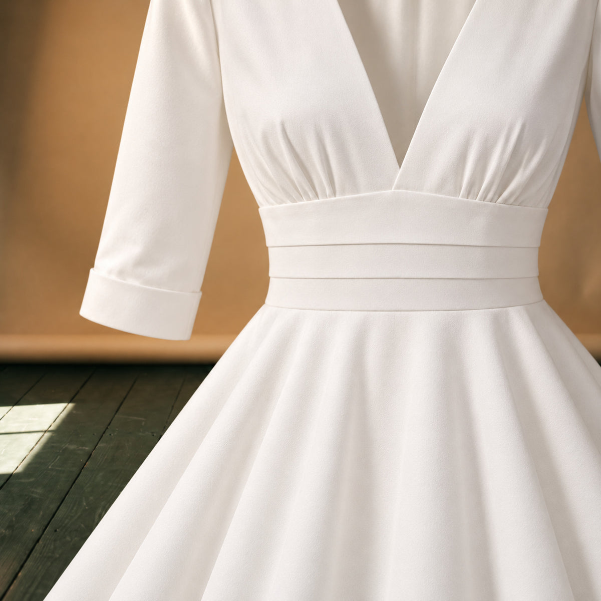 Gros plan sur le satin de polyester et le décolleté en V de la robe de mariée vintage années 50 Imagen