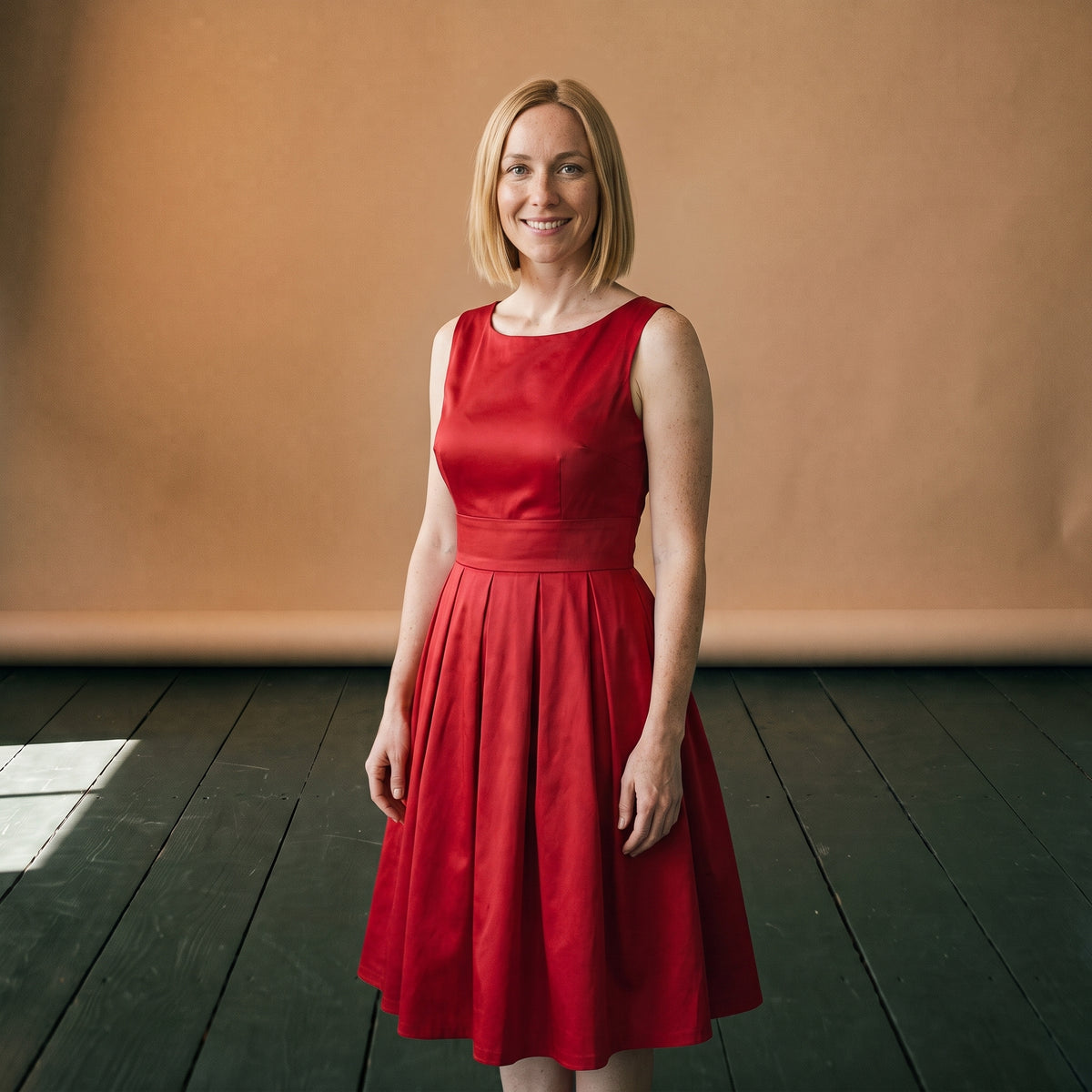 Robe rockabilly rouge années 50 portée par Lou en studio