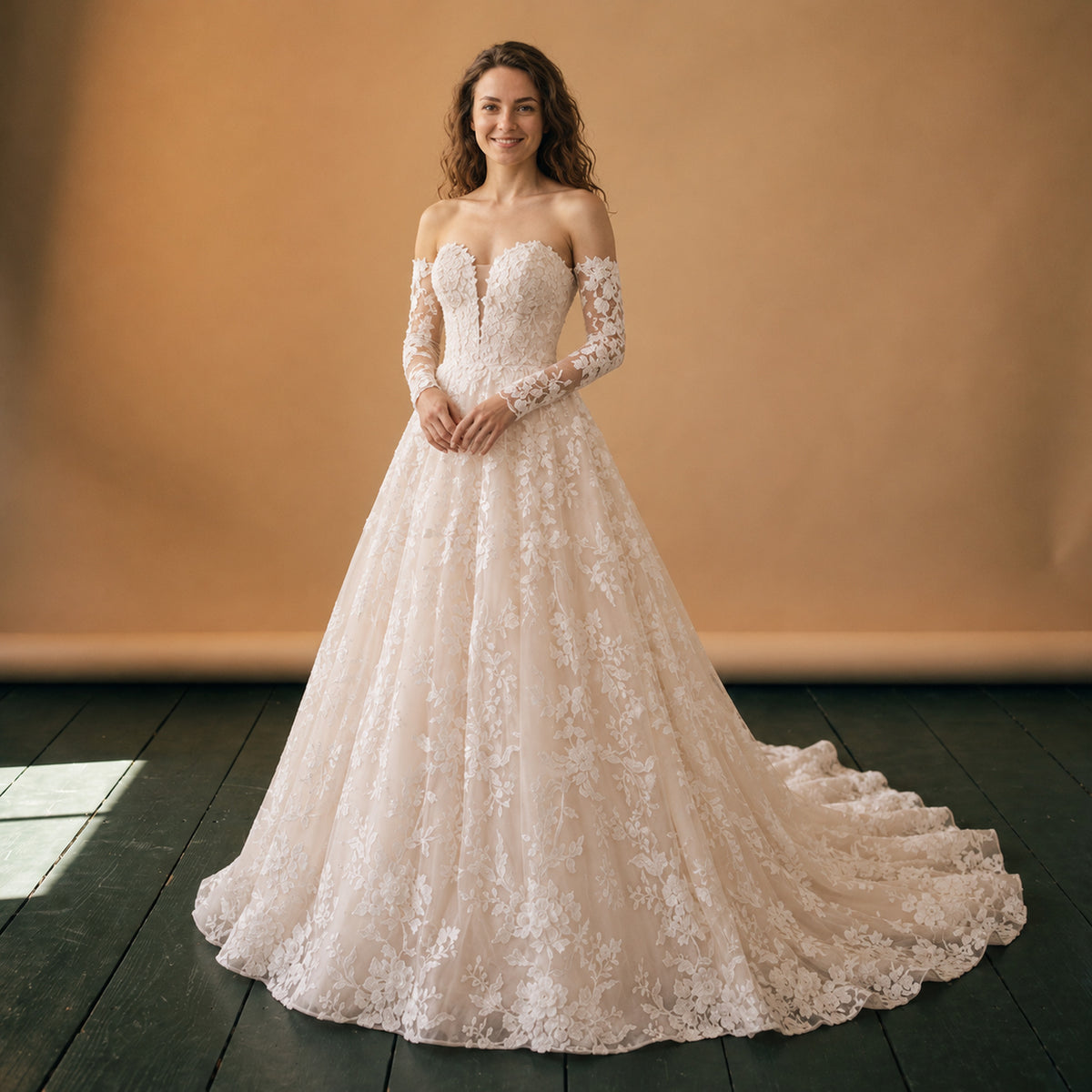 Robe charleston mariage longue blanche à manches, effet dentelle et traîne, portée en studio de face Imagen