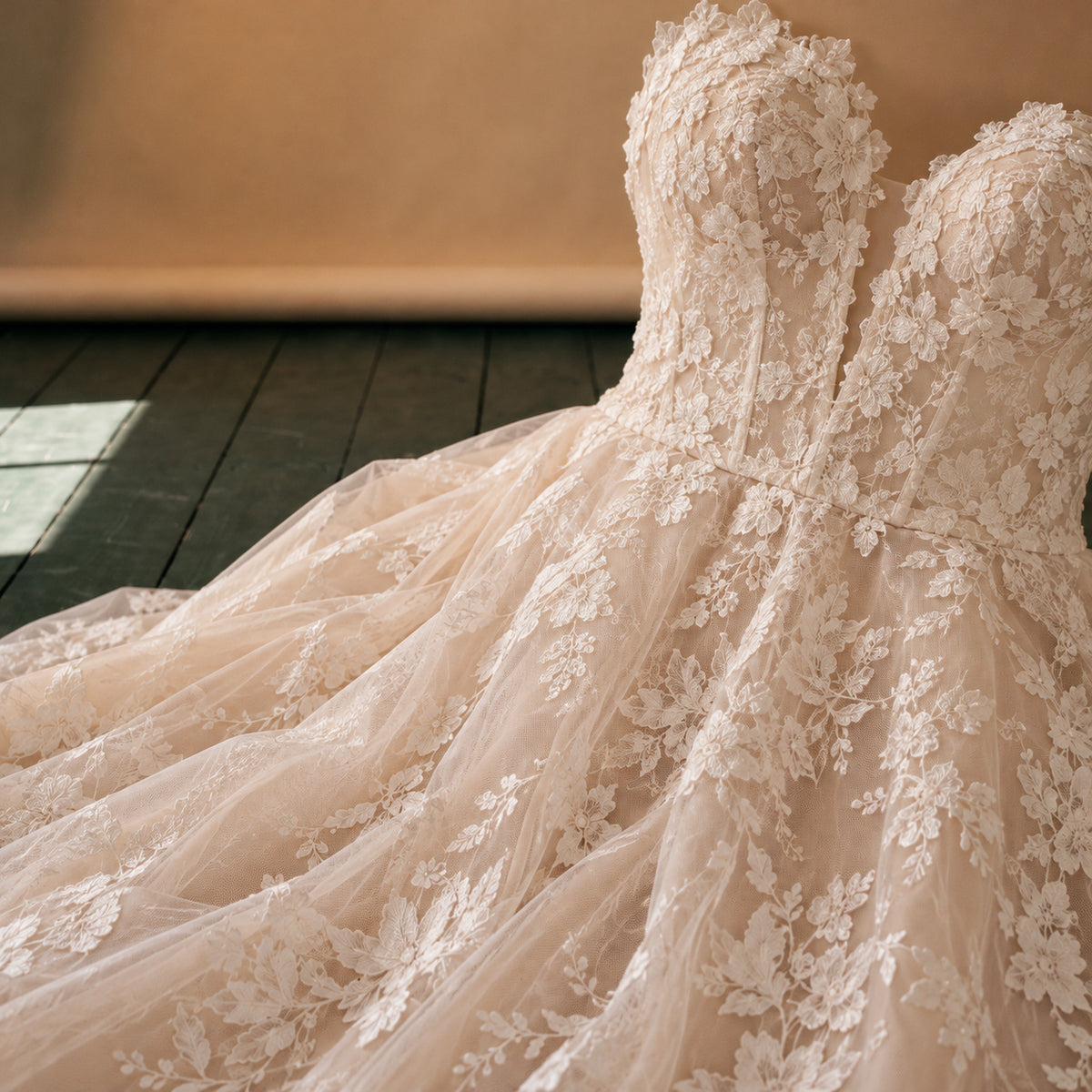 Gros plan sur les appliqués fleuris effet dentelle et la manche en voile de la robe charleston mariage longue Imagen