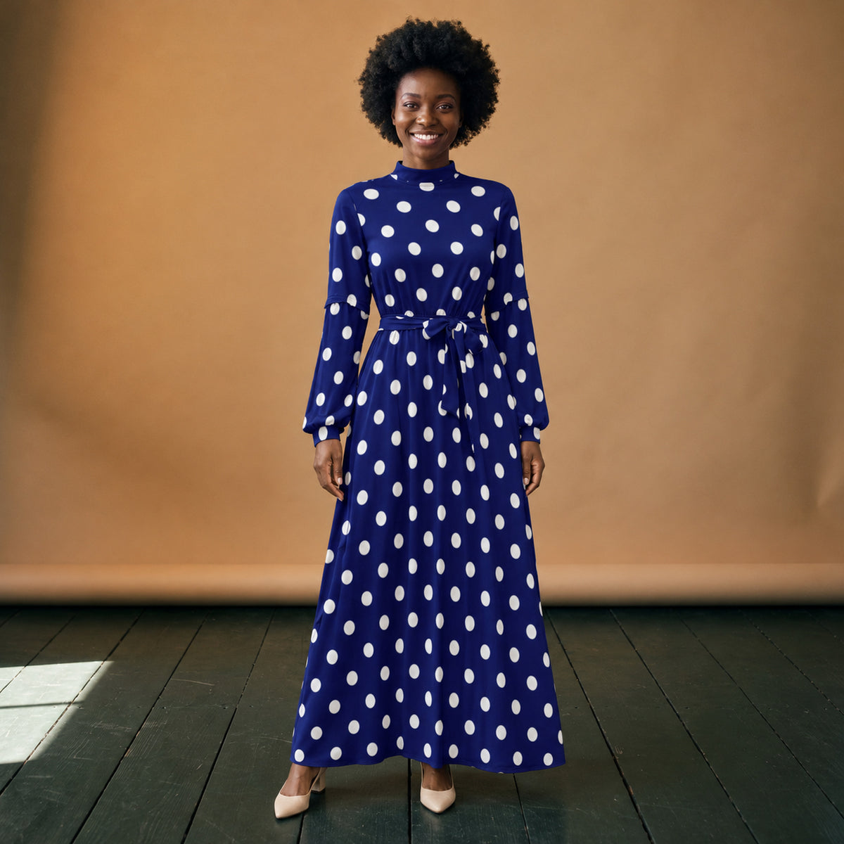 Robe maxi années 80 à pois bleus et col roulé portée en studio, longueur chevilles, vue de face Imagen