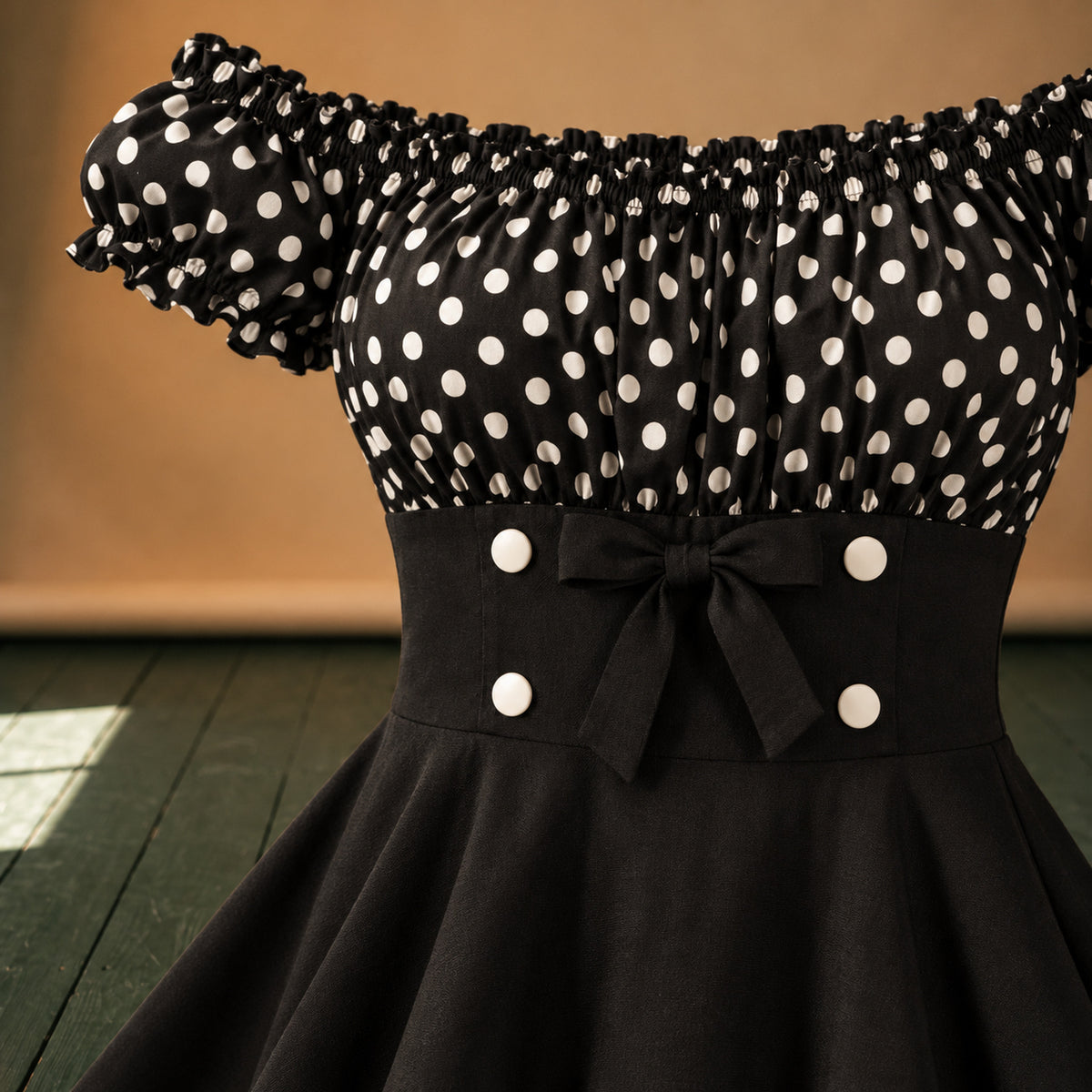 Gros plan sur le bustier à pois blancs et les boutons de la robe pin-up noire et blanche Imagen