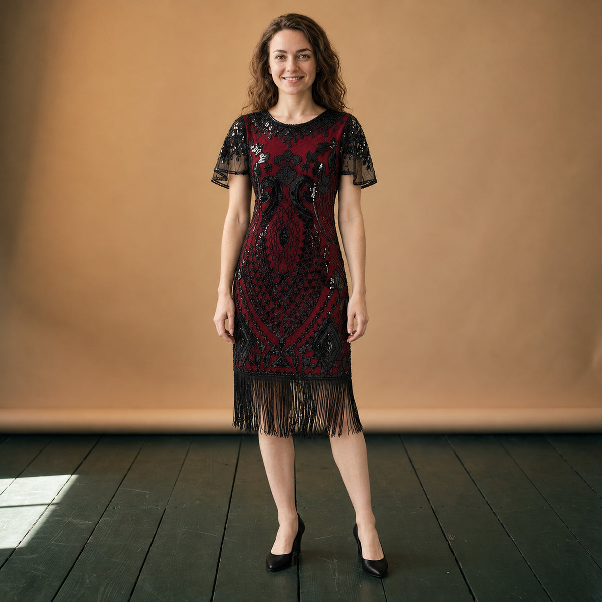 Robe style charleston pour mariage à sequins et franges portée en studio, vue de face et de dos Imagen