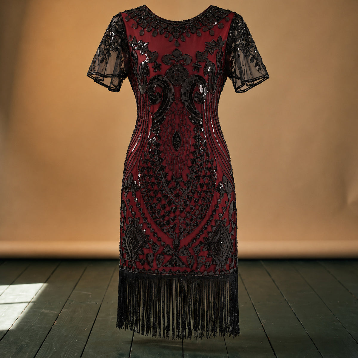 Gros plan sur les sequins, les perles brodées et les franges de la robe style charleston pour mariage Imagen