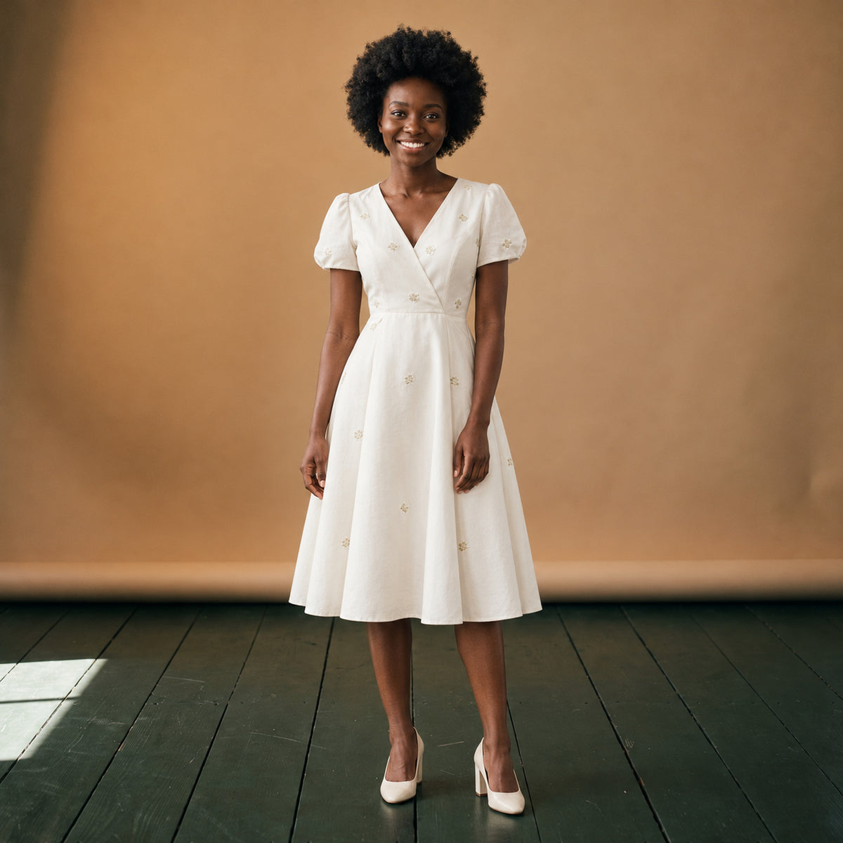 Robe style charleston blanche pour mariage portée en studio, longueur au-dessus du genou, vue de face Imagen