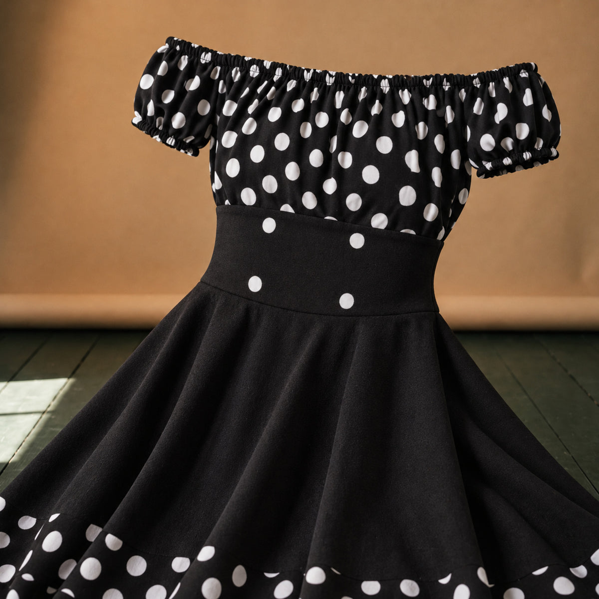 Gros plan sur les pois blancs, les boutons du corsage et le tissu extensible de la robe vintage années 60 Imagen