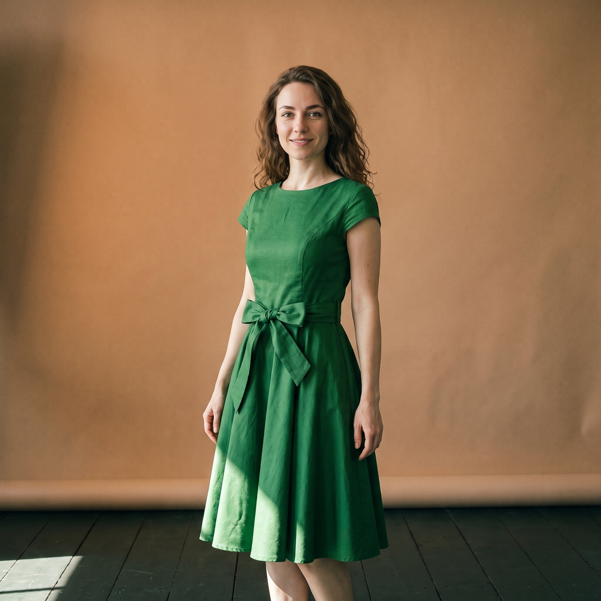 Robe vintage verte années 50 portée en studio