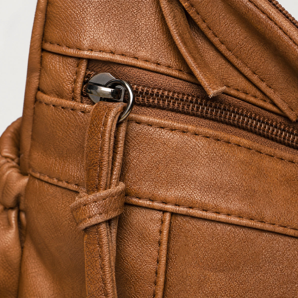 Sac Bandoulière Cuir Souple à Poches Multiples - close-up détail matière