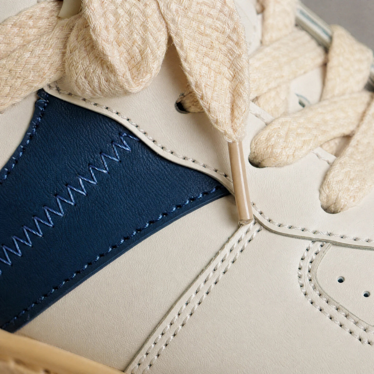 Sneakers Année 80 - close-up détail matière