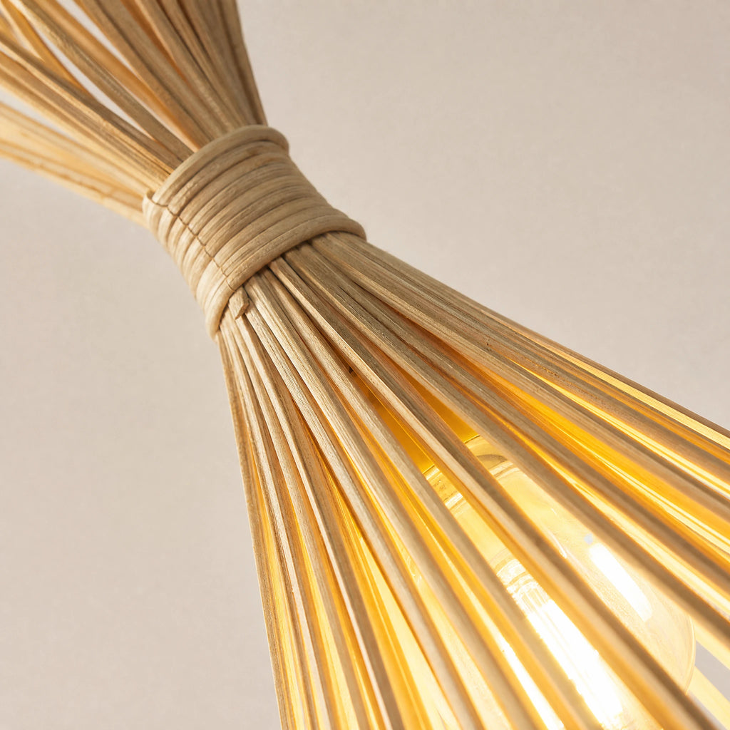 Suspension bambou tressé à la main, style zen naturel - close-up détail matière