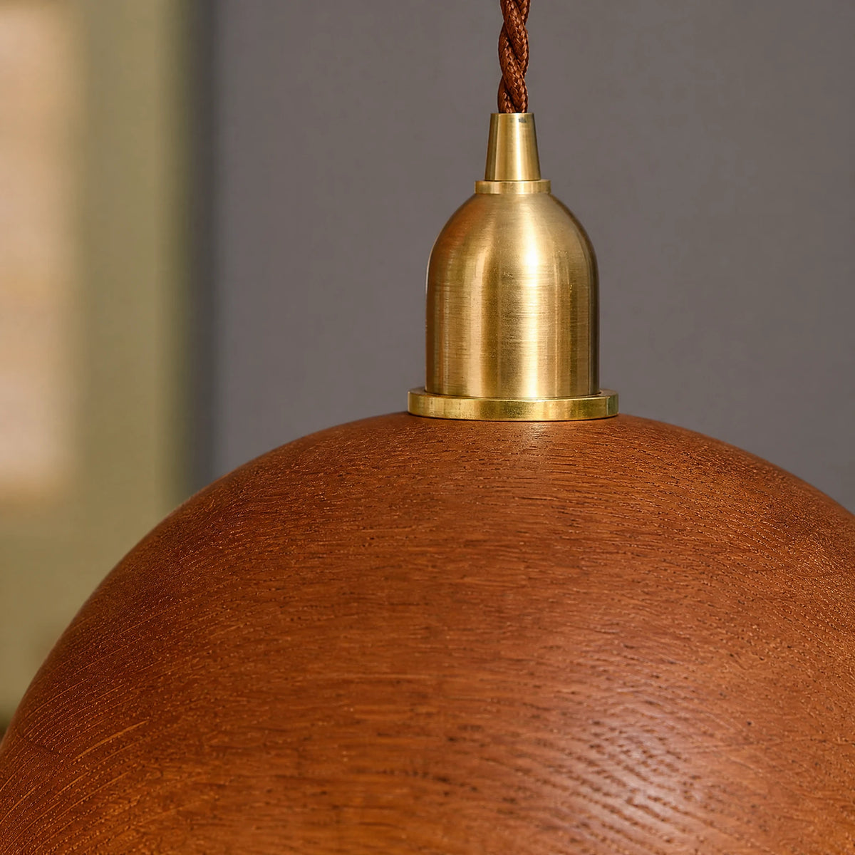 Suspension Bois Dome avec Finition Laiton - close-up détail matière