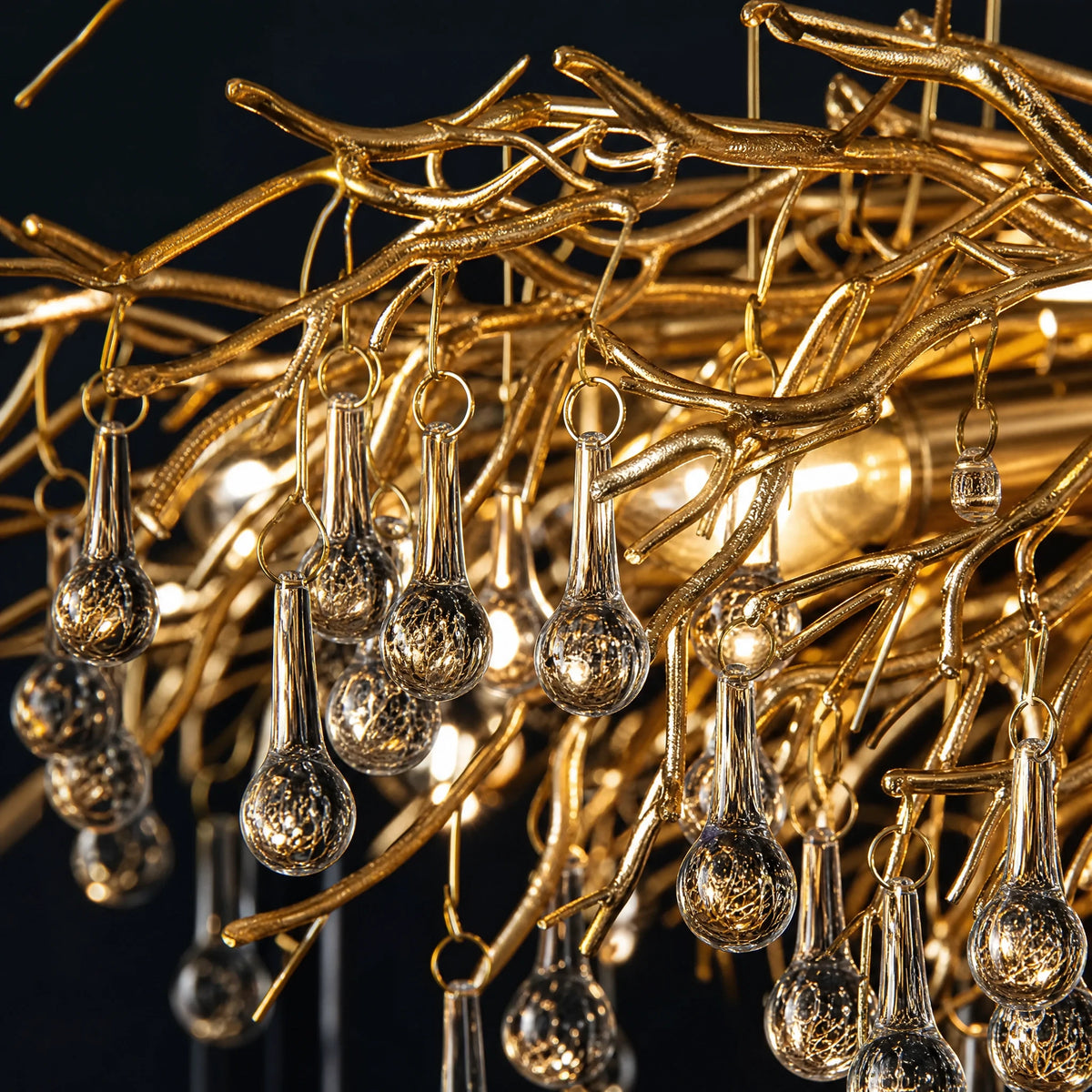 Suspension Cristal Design Dorée à Branches et Gouttes - close-up détail matière