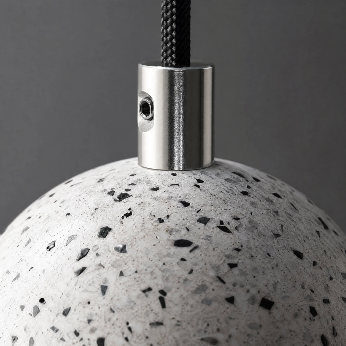 Suspension décorative boules en terrazzo et verre soufflé - close-up détail matière